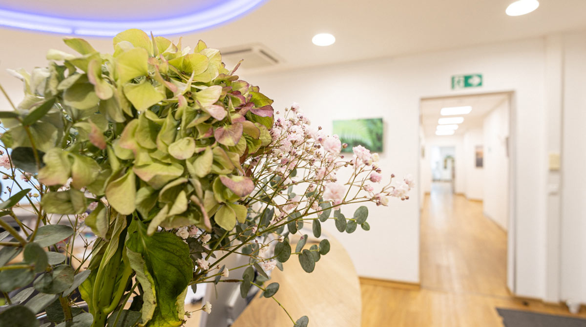 Bild zeigt einen Blumenstrauss auf dem Anmeldetresen