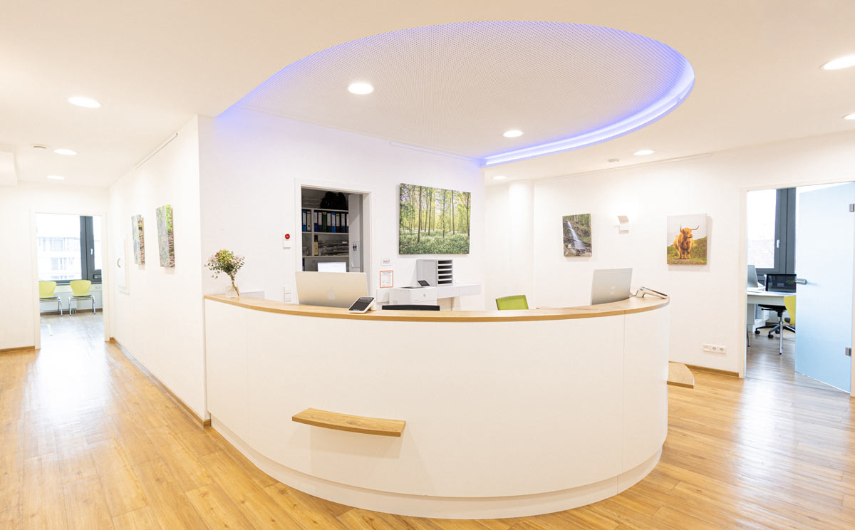 Bild zeigt den Anmeldebereich und den Flur der Praxis